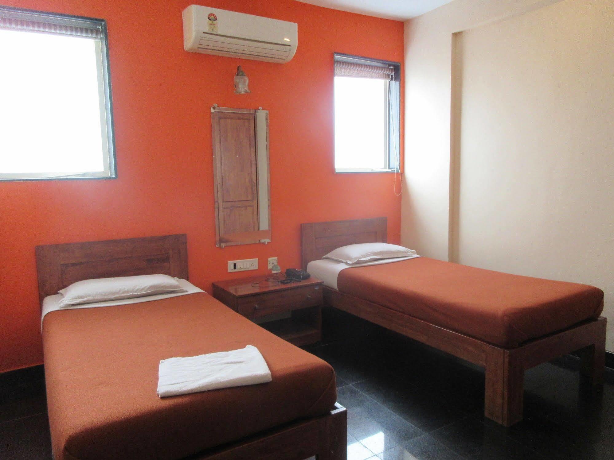 Hotel Q Deck Bombay Extérieur photo