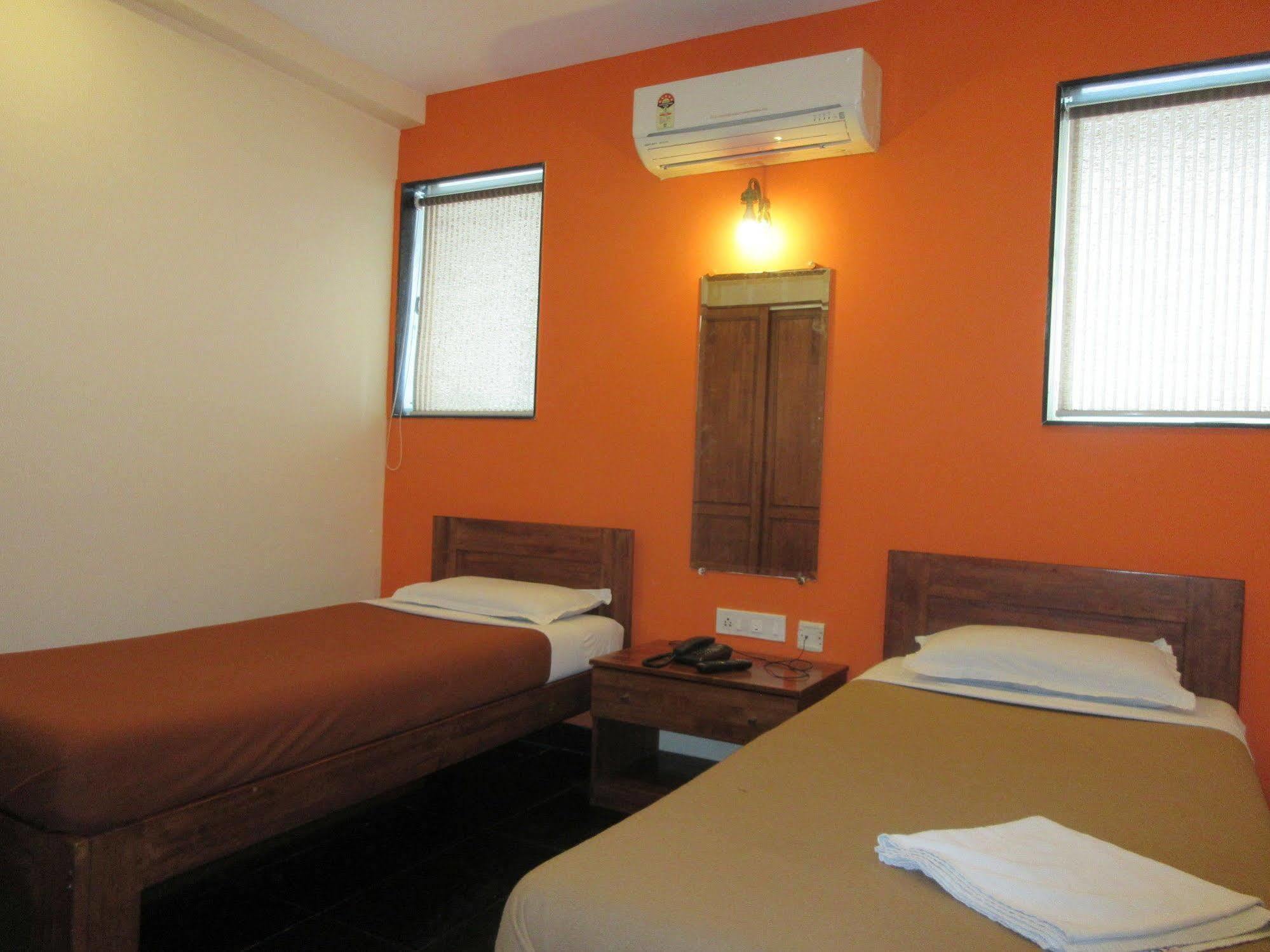 Hotel Q Deck Bombay Extérieur photo