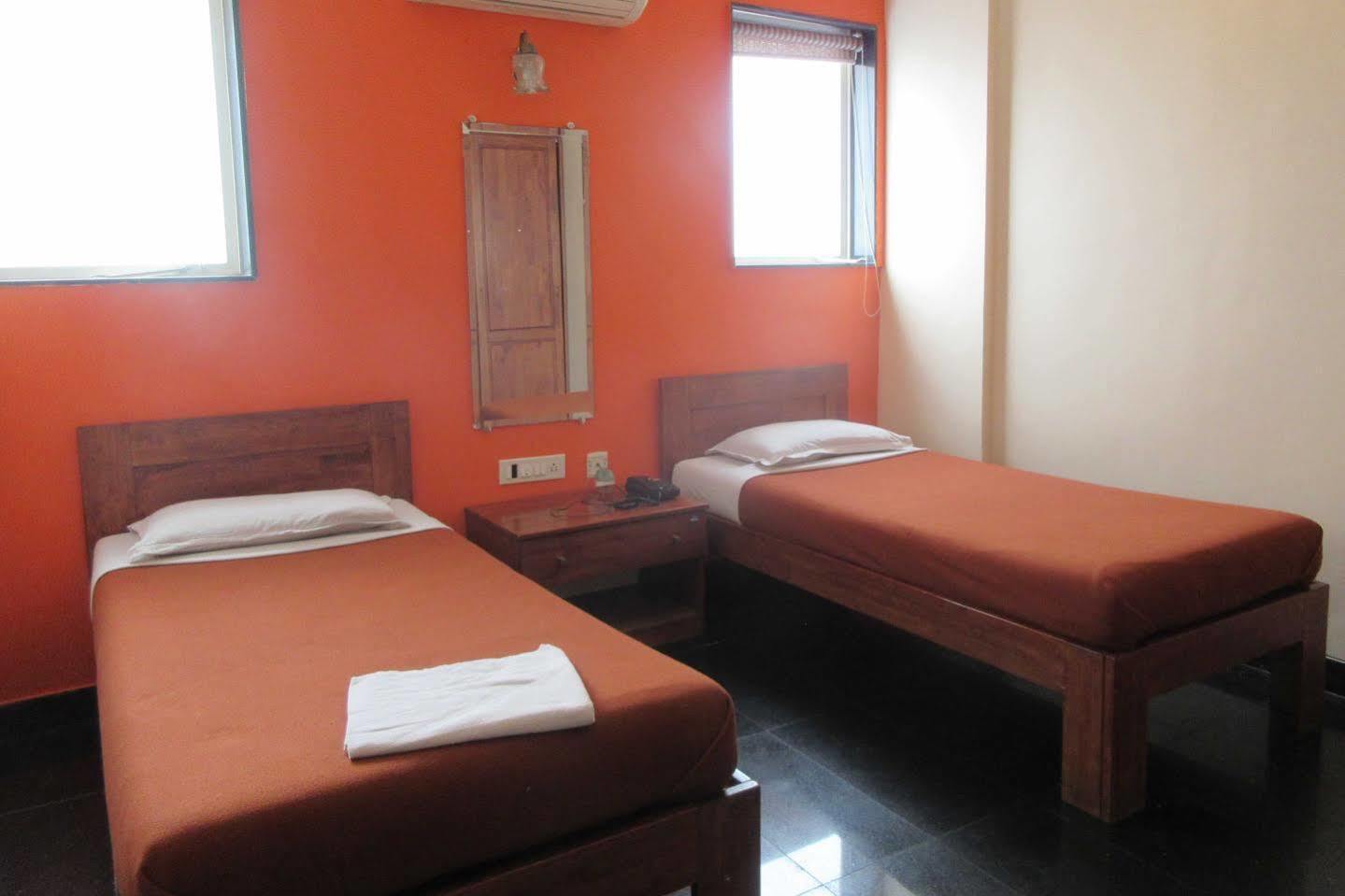 Hotel Q Deck Bombay Extérieur photo